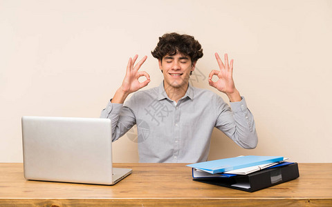 青年学生男子手持笔记本电脑图片