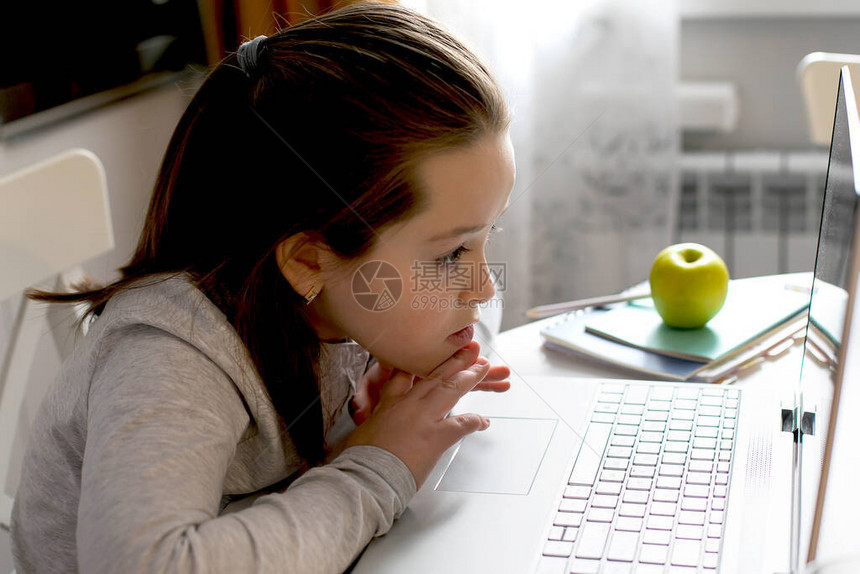 很可爱的女学生在家使用笔记本电脑学习冠状家庭学校在线教育家庭教育检疫概念隔离期间的社会距离图片