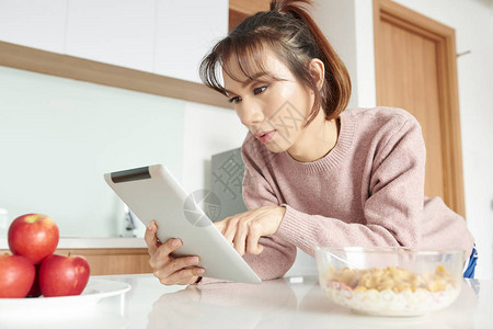 亚洲年轻女孩使用数字平板电脑进行在线工作图片