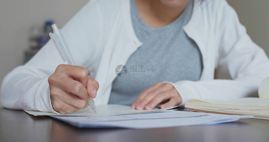 女人在家学习写她的文章图片
