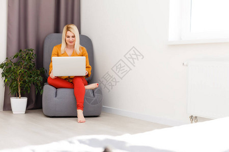 在家与膝上型计算机辅导员举行妇女视频会议图片