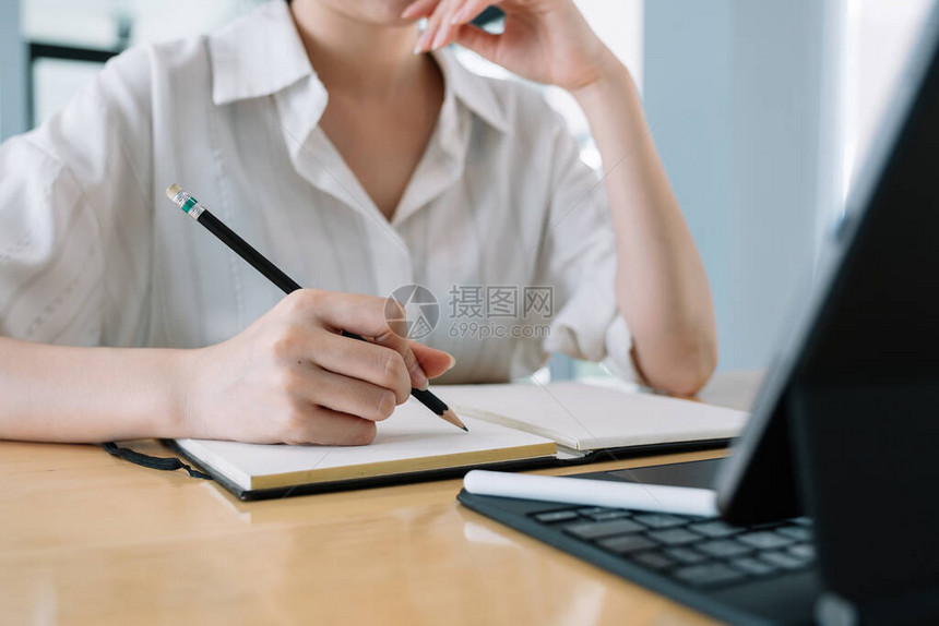 密切女与上司或教师在网上沟通图片