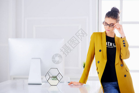 办公室的年轻女设计师穿黄色外套的女人图片