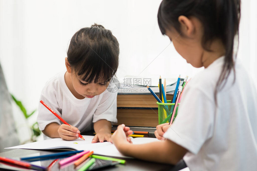 幼儿用笔记本电脑在图片