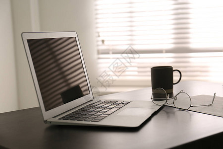办公桌上的现代笔记本电脑时尚的工作场所图片