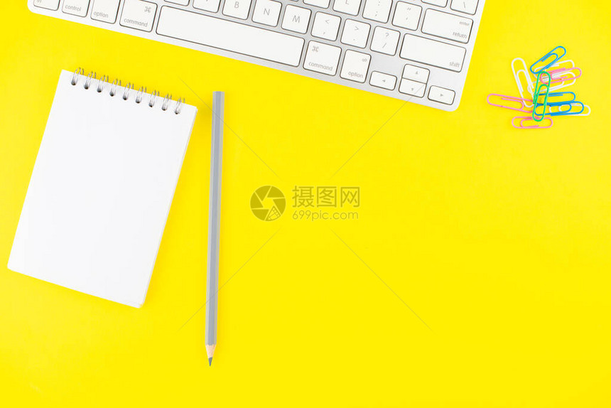 键盘铅笔记板图纸和黄色背景的多彩图片