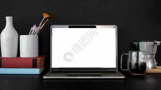 用空白屏幕笔记本电脑和办公用品对专业设计师工作场所进行裁图片