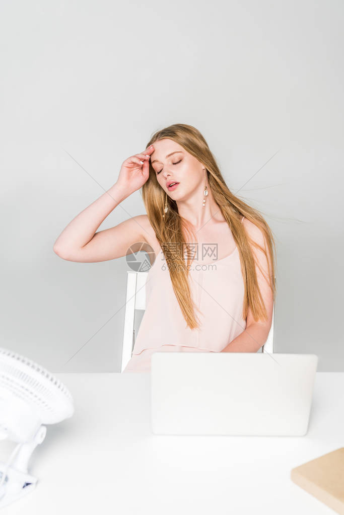 灰色计算机桌上的电扇女美容少女遭图片
