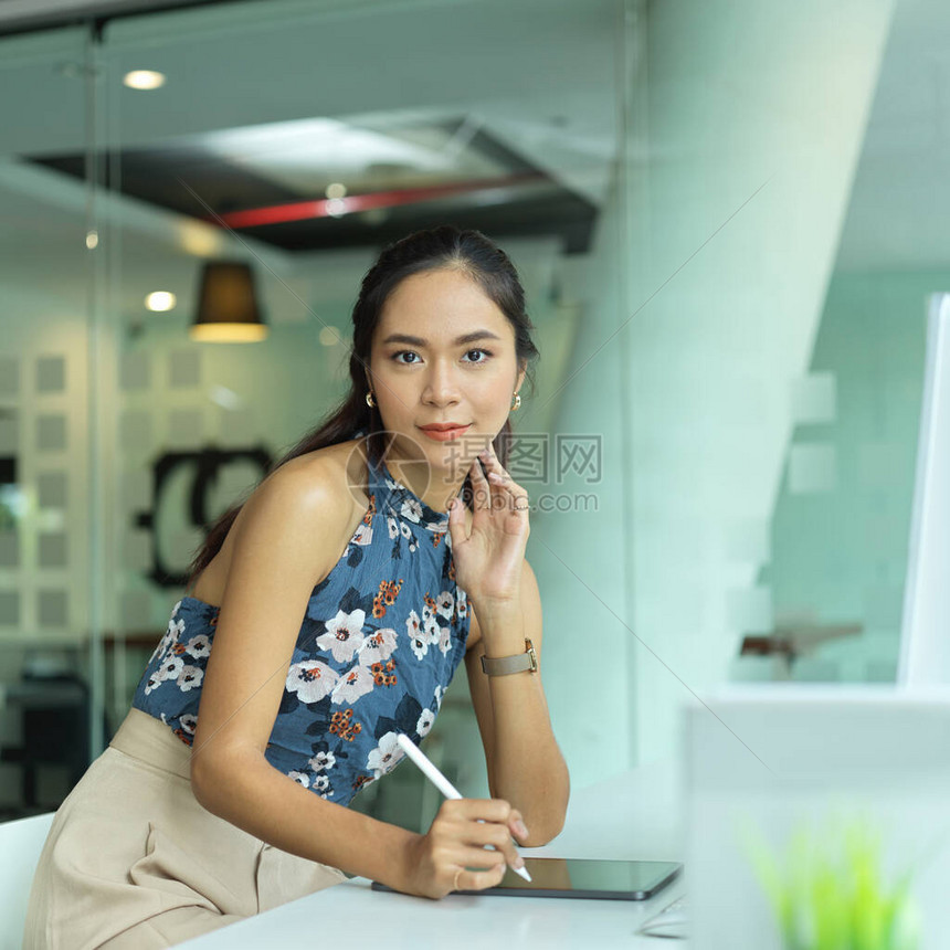 女时装设计师的肖像图片