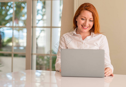 红发女人在家使用电脑笔记本电脑图片