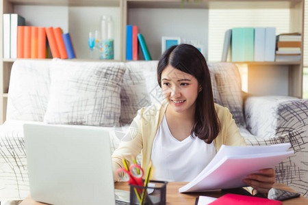 年轻美丽的亚洲女大学生在笔记本电脑上在线和课程图片