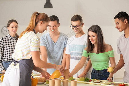 学生到学校食堂吃午饭图片