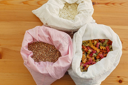 零浪费购物木桌上可重复使用的纺织袋中的杂货谷物意大利面粉袋装谷物散装商店的塑料免图片