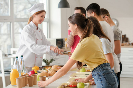 学生到学校食堂吃午饭图片