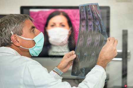 医生在视频通话中查看女患者的X射线扫描科罗纳威斯世界图片