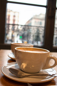 咖啡厅桌子上咖啡杯的特写镜头图片