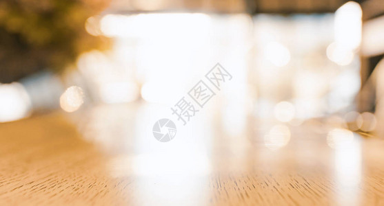 咖啡店或咖啡厅餐厅背景中阳光模糊的木桌面图片