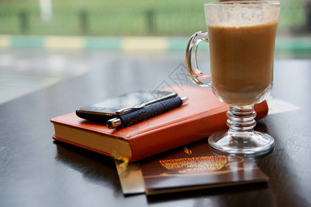 咖啡杯和桌上的笔记本图片