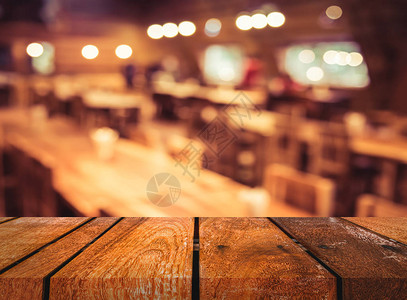 古老的基调木质桌和咖啡店或餐馆模糊的图像图片