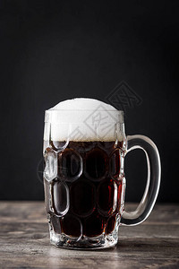 传统kvas啤酒杯黑底图片