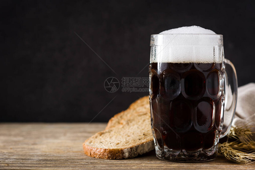 传统kvas啤酒杯木制桌图片