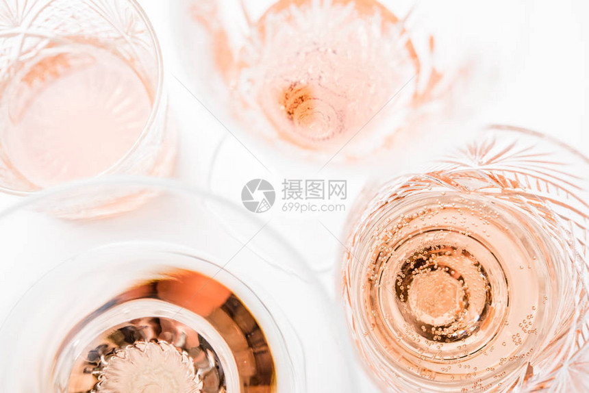 白背景不同杯子的花玫瑰酒庆祝晚图片