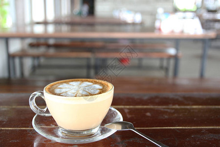 咖啡店餐厅桌上的咖啡杯图片