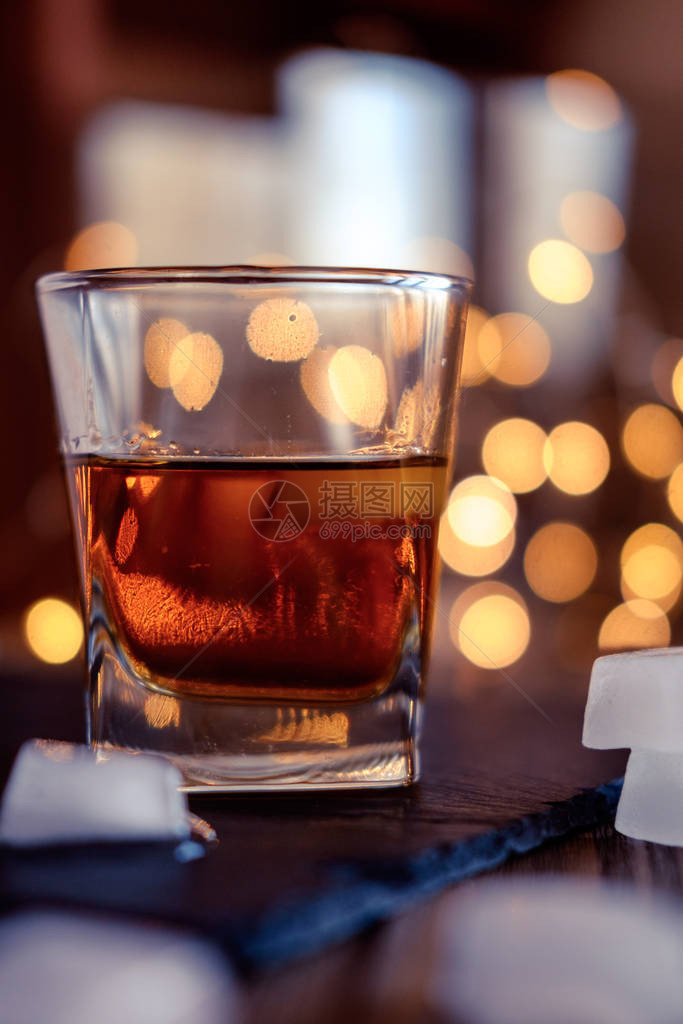 一杯威士忌或朗姆酒带冰在bo图片