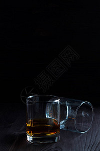 有酒精的饮品杯威士忌加冰在黑色背景上两杯威士忌放图片