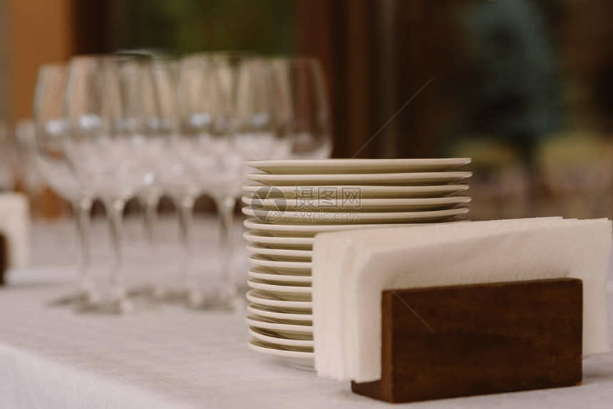 白餐巾纸杯子背景的餐盘婚礼上美味图片