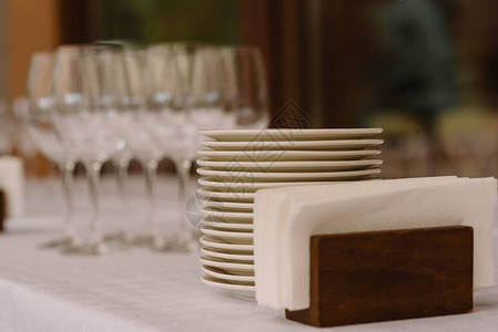 白餐巾纸杯子背景的餐盘婚礼上美味图片