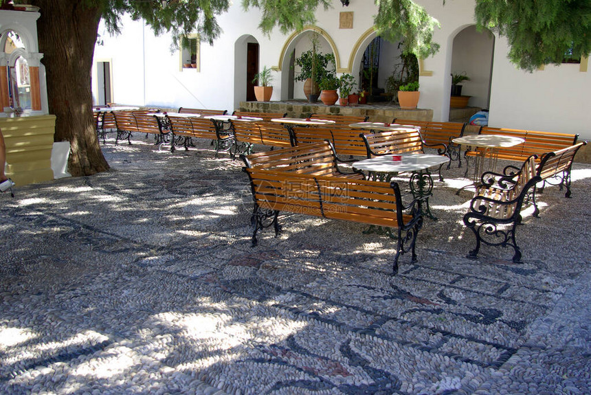 希腊村庄街道上空荡的长凳和桌子图片