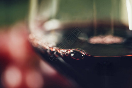 红酒在葡萄酒杯中的泡图片