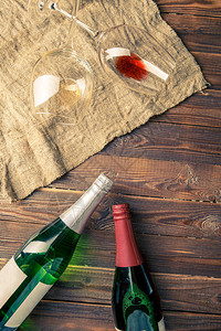 纸巾上两个酒瓶和葡萄酒杯的图片褐图片