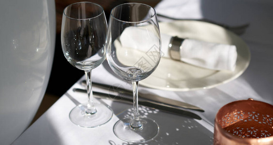 两杯空酒杯放在服务桌上图片