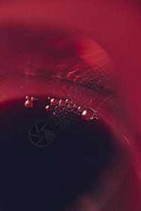 红酒在葡萄酒杯中泡在新浇图片