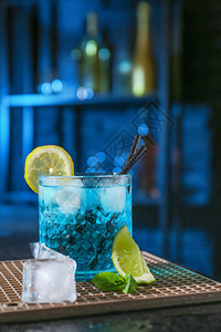 酒吧桌边的蓝色图片