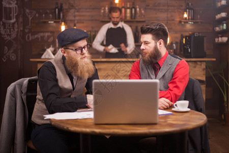 两个生意伙伴在咖啡店讨论他们的新交易商务会议胡子人图片