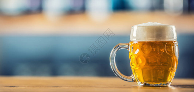 在酒吧或餐厅的吧台上放一杯冰镇啤酒图片