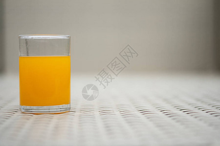早上桌玻璃杯里的橙汁图片