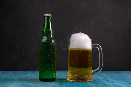 啤酒和绿瓶子的麻木桌上的啤酒图片