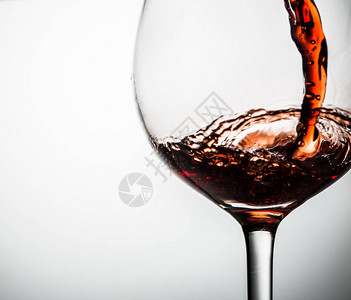 葡萄酒倒入杯子图片