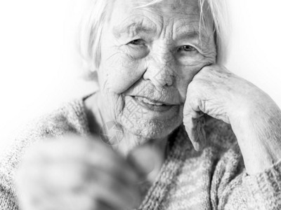 快乐的96岁老妇人坐在家里的餐桌旁图片
