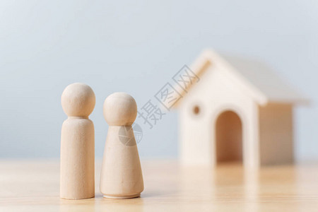 有房子的木娃夫妇情人家庭住宅保险和财产投背景图片