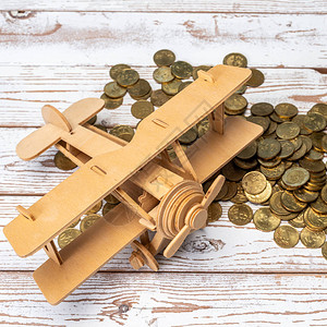 玩具飞机和马来西亚纸币放在木板上旅行节背景图片