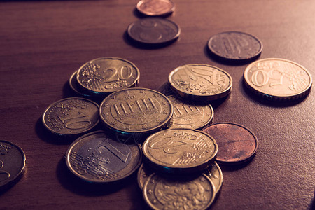 桌上零散的硬币图片