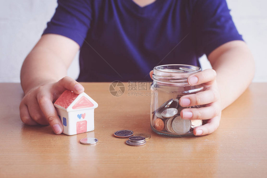 男孩为买房子存钱买房子概念的计划图片