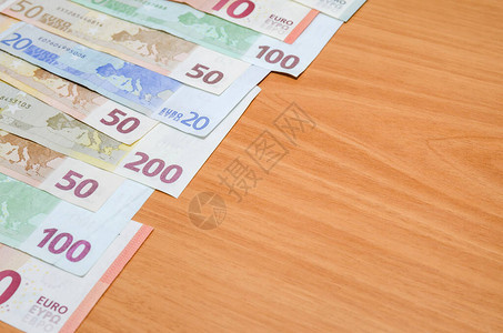 桌上的欧元纸币背景图片