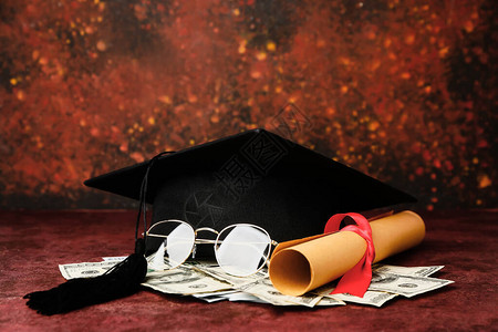 毕业帽子文凭和无名背景的金钱学费概念图片