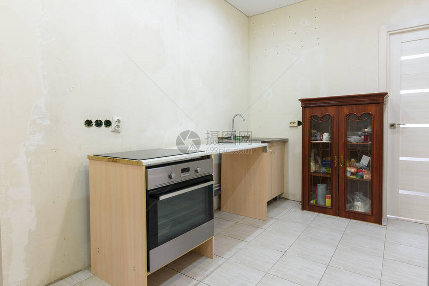 预算临时厨房的内部在公寓装修期间组装图片